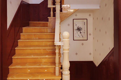 葫芦岛中式别墅室内汉白玉石楼梯的定制安装装饰效果