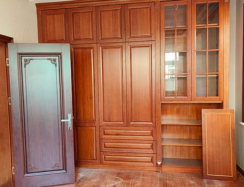 葫芦岛中式家庭装修里定制的实木衣柜效果图